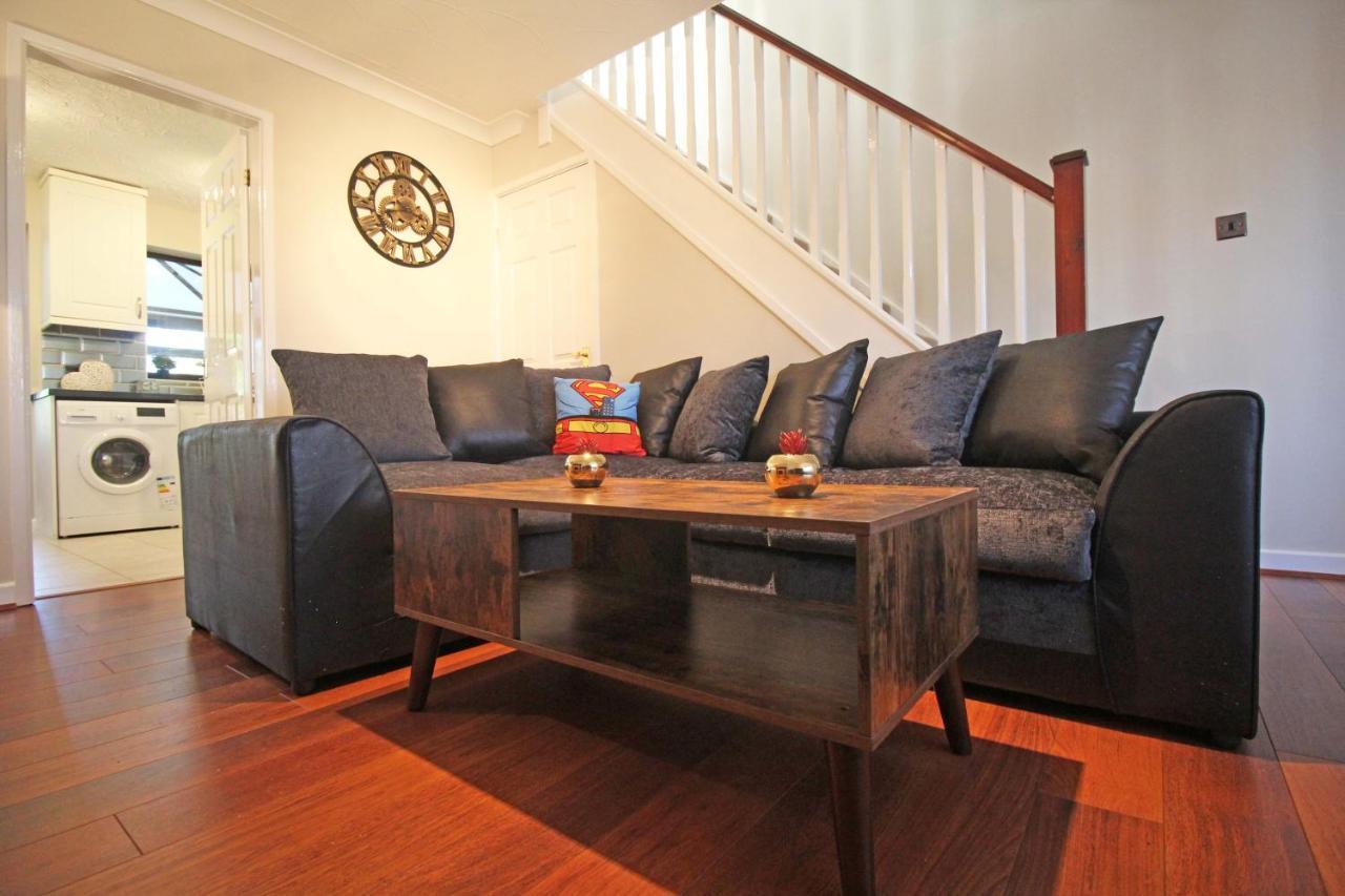 The Barwoods - Modern Spacious Home In Chester - Parking Екстериор снимка