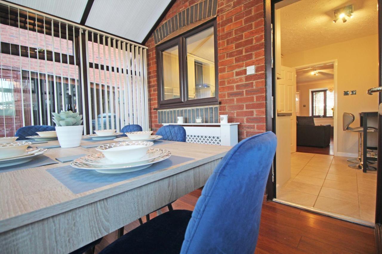 The Barwoods - Modern Spacious Home In Chester - Parking Екстериор снимка