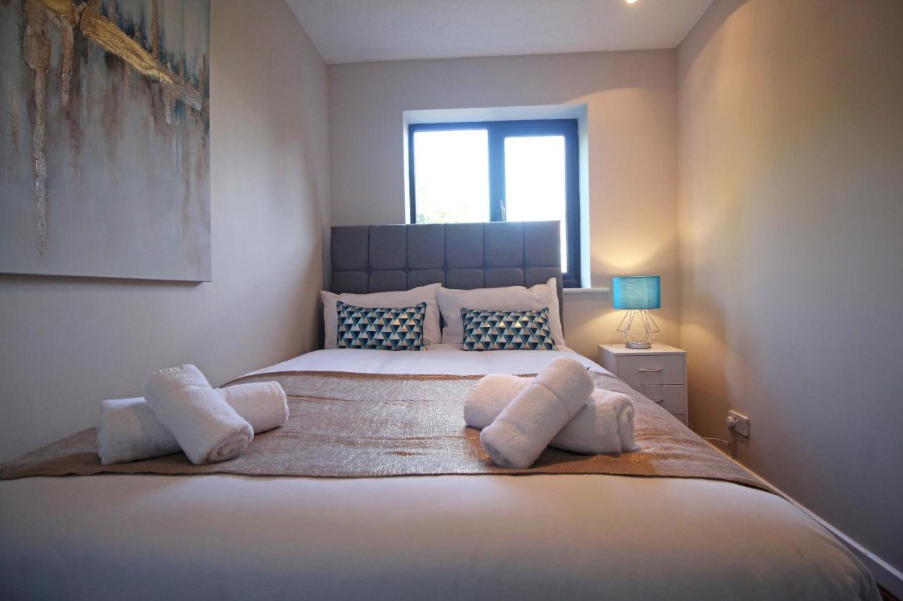 The Barwoods - Modern Spacious Home In Chester - Parking Екстериор снимка